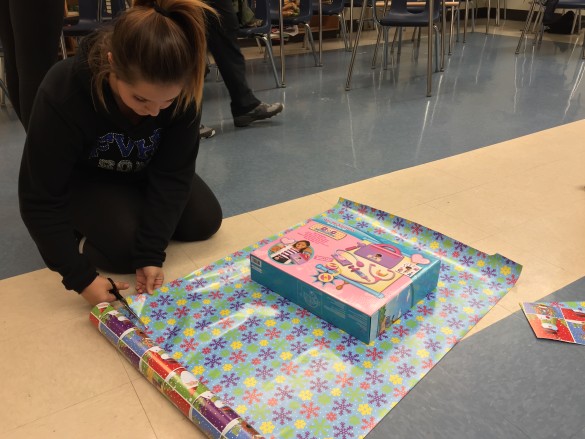Lindsay Neff ('15) wrapping a gift in Bertoni's classrom. Photo by Anisah Ullah