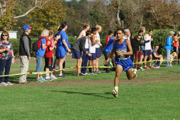 Marc Tadros ('18) pushing through to the last few meters of the race. Photo by Elise Tran 