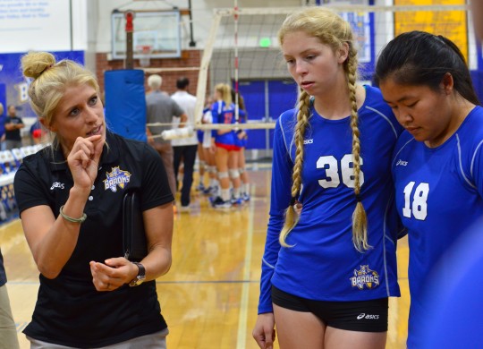 Becca *last name* gesticulates to her players on how to gain the upper hand against Los Al. Photo by Yasir Khaleq